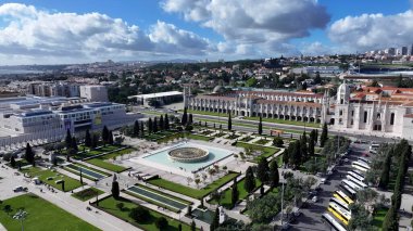 Lizbon 'daki Jeronimos Manastırı. Yüksek katlı binaların ve şehir yaşamını gösteren trafik gösterilerinin havadan görüntüsü. Metropolitan Skyline Binaları Güzel. Bina Mimarlığı Şirketi.