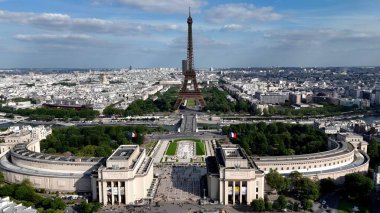 Fransa 'nın Paris Adası' ndaki Eyfel Kulesi. Fransa 'nın Paris başkenti Avrupa' nın havadan görünüşü. Metropolitan Peyzaj Ticari Binası Çarpıcı. Metropolitan Atılgan Kasabası.