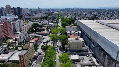 Curitiba Parana Brezilya 'da Curitiba Skyline. Şehir merkezinin modern binalarla dolup taşması. İş Bulutları Gökyüzü Şehir Merkezi. Panoramik Şehir. Curitiba Parana.