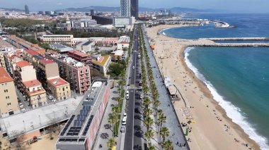 Barselona İspanya 'daki Barceloneta Plajı. Şehir merkezinin modern binalarla dolup taşması. Issız Manzara Cenneti Vibrant. Terk edilmiş yaz zamanı. Barselona İspanya.