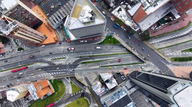 Kolombiya 'nın Bogota Bölgesi' ndeki El Dorado Bulvarı. Gökdelenleri Şehir Merkezi Şehir Yaşamını Yansıtıyor. Şehir merkezindeki iş dünyası. İş Geçmişi Ünlüdür.