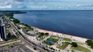 Manaus Amazonas Brezilya 'daki Urban Beach. Amazon yağmur ormanlarında selin etkilerini yakalıyoruz. Şehir merkezindeki iş dünyası. Şehir merkezinin dışında Panning Wide 'da. Manaus Amazonas.