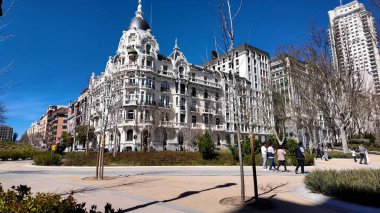 Madrid 'deki Madrid Skyline. Şehir merkezindeki Landmark Ortaçağ binasının havadan görünüşü. İş Bulutları Gökyüzü Şehir Merkezi. Panoramik Şehir. Madrid İspanya.