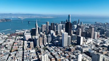 San Francisco 'nun şehir merkezi, Kaliforniya Birleşik Devletleri. Çağdaş binalarla dolu şehir merkezinin havadan görünüşü. Şehir merkezindeki iş dünyası. Şehir merkezinin dışı Geniş Panning.