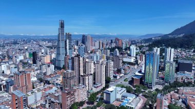 Bogota Cundinamarca Kolombiya 'daki Bogota Skyline. Yüksek binaları ve trafiği olan hareketli bir şehrin havadan görünüşü. Şehir merkezinde Gökyüzü Bulutları. Şehir merkezinin dışında. Ünlü..