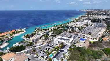 Curacao Skyline, Willemstad Hollanda Curacao 'da. Bereketli bir tropikal sahil manzarasının nefes kesici görüntüsü. Terkedilmiş Peyzaj Eğlencesi Güzelliği. Terkedilmiş Rıhtım Kıyısı.