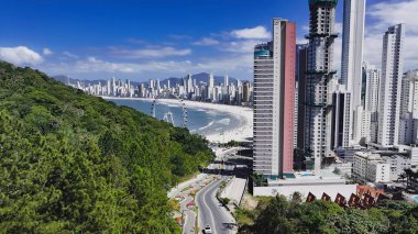 Camboriu Santa Catarina Brezilya 'daki sahil yolu. Yüksek katlı binaların ve şehir yaşamını gösteren trafik gösterilerinin havadan görüntüsü. Shore Clouds Plaj Denizi. Shore Panning Wide 'da. Camboriu Santa Catarina.