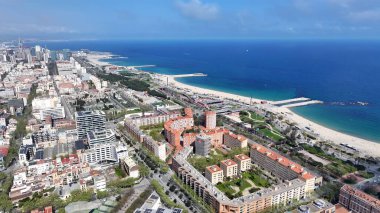 Barselona İspanya 'daki Barceloneta Plajı. Turkuaz Okyanus Dalgaları Tropik Sahile Yavaşça Çarpıyor. Cennet Skyline Idyllic göz kamaştırıcı. Paradise Rıhtım Sahili. Barselona İspanya.