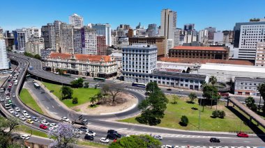 Porto Alegre Skyline In Porto Alegre Rio Grande Do Sul Brazil. Şehir merkezinin modern binalarla dolup taşması. İnşaat Manzarası Panoramik Şehir Görünümü Meşgul. Panoramik Şehir Görünümü.