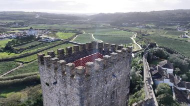 Leiria Portekiz 'in Obidos bölgesindeki Obidos Kalesi. Şehrin ünlü bölgesindeki ortaçağ binasının kuş bakışı görüntüsü. İnşaat Manzarası Panoramik Şehir Görünümü Meşgul. Panoramik Şehir Görünümü.