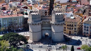 Valencia İspanya 'daki Serranos Kuleleri. Şehir merkezinin modern binalarla dolup taşması. Şehir merkezindeki İş Gökyüzü Arkaplanı. Şehir merkezindeki panoramik işleri. Valencia İspanya.