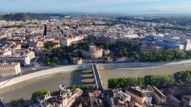 Roma 'daki Sant Angelo Kalesi Lazio İtalya. Yukardan bakıldığında hareketli bir şehirde ortaçağ binası. Metropol Manzarası Panoramik Şehir Manzarası Güzel. Şehir Panoramik Şehir Manzarası. Roma Lazio.