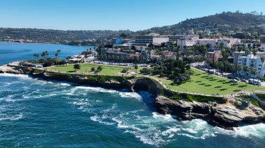 San Diego, Kaliforniya 'daki La Jolla Plajı. Yeşilliklerle süslenmiş güzel tasarlanmış bir park. İş Bulutları Gökyüzü Şehir Merkezi. Panoramik Şehir. San Diego California.