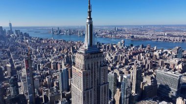 New York Skyline Manhattan 'da New York Birleşik Devletlerinde. Highrise Binası şehir merkezinin siluetine hükmediyor. Şehir merkezinde Gökyüzü Bulutları. Şehir merkezinin dışında. Ünlü. Manhattan New York.
