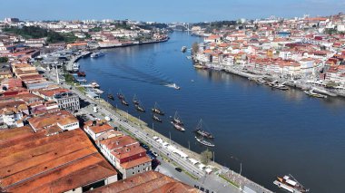 Porto Portekiz 'in Vila Nova De Gaia bölgesinde Gaia Skyline. Etrafı yemyeşil tropikal yağmur ormanlarıyla çevrili bir nehrin havadan görünüşü. Şehir Gökyüzü Arkaplanı Kentsel. Yukarıdaki Şehir.