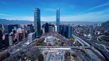 Santiago Büyükşehir Bölgesi, Şili. Çağdaş binalarla dolu şehir merkezinin havadan görünüşü. Şehir merkezindeki iş dünyası. İş Geçmişi Ünlüdür.