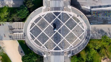 Barselona Katalonya 'daki Sardenya Kavşağı İspanya. Yeşillik ağaçlarıyla çevrili yeşil alanın havadan görünüşü. Şehir Bulutları Gökyüzü Arkaplanı Şehir. Şehir dışındaki ünlü. Barselona Katalonya.