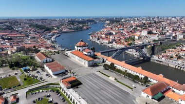 Porto Portekiz 'deki Serra Do Pilar Manastırı. Kristal berrak sularla sersemletici sahilin havadan görünüşü. Metropolitan Skyline Binaları Güzel. Bina Mimarlık Şirketi. Porto Portekiz.