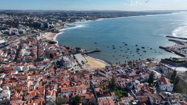 Lizbon 'un Cascais bölgesindeki Cascais Skyline. Yukarıdan canlı bir şehrin telaş ve koşuşturmasını yakalamak. Sahil Bulutları Yaz mevsimi. Sahil Panorama. Lizbon 'un Cascais Bölgesi.