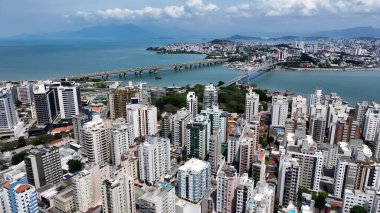 Florianopolis 'teki Florianopolis Skyline, Santa Catarina Brezilya. İnanılmaz Skysraper 'lar ve caddedeki trafik yukarıdan izleniyor. İş Bulutları Gökyüzü Şehir Merkezi. Arkaplan Ünlü.