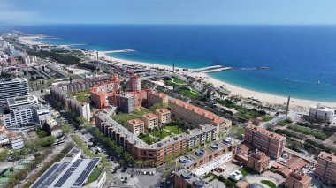 Barselona İspanya 'daki Barceloneta Plajı. Çağdaş binalarla dolu şehir merkezinin havadan görünüşü. Cennet Adası Manzarası Minnettar Güzel. Yaz zamanı Grateful Coast. Barselona İspanya.