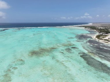 Kralendijk Bonaire Hollanda 'daki Sorobon Plajı Antilleri. Yaz tatilinde harika bir sahil manzarası olan kuş bakışı. Issız Manzara Cenneti Vibrant. Terk edilmiş yaz zamanı. Kralendijk Bonaire.