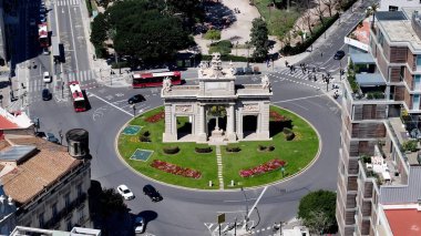 Valencia İspanya 'da Puerta De La Mar. Şehir merkezinin modern binalarla dolup taşması. Şehir merkezinde Gökyüzü Bulutları. Şehir merkezinin dışında. Ünlü. Valencia İspanya.