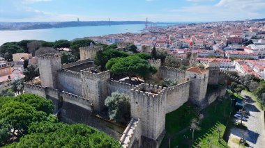 Lizbon 'daki Sao Jorge Kalesi. Şehrin ünlü bölgesindeki ortaçağ binasının kuş bakışı görüntüsü. İş Bulutları Gökyüzü Şehir Merkezi. Özgeçmişleri meşhurdur. Lizbon Portekiz.