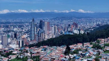 Bogota Bölgesi Başkenti Kolombiya 'daki Bogota Skyline. Yukarıdan canlı bir şehrin telaş ve koşuşturmasını yakalamak. Endüstriyel Peyzaj Ticari Binası Güzel. Endüstriyel Şehir.