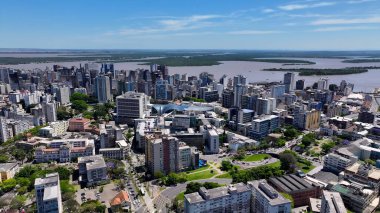 Porto Alegre Skyline In Porto Alegre Rio Grande Do Sul Brazil. Yüksek binaları ve trafiği olan hareketli bir şehrin havadan görünüşü. Şehir merkezindeki iş dünyası. İş Geçmişi Ünlüdür.