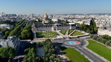 Des Invalides Müzesi Paris Ile De France 'da. Yukardan bakıldığında hareketli bir şehirde ortaçağ binası. Metropolitan Manzara Gökdelenleri. Güzel. Metropolitan Şehir. Fransa ile Paris.
