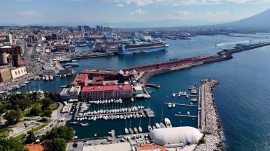 Napoli Limanı, Napoli Campania İtalya. Limanın yakınındaki Yük Gemisi 'nin nefes kesici görüntüsü. Altyapı Skyline Gökdelenleri çarpıcı. Altyapı Mimarlık Şirketi.