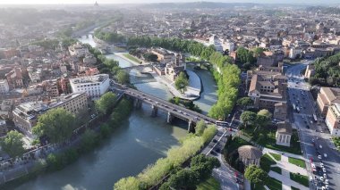 Roma 'daki Sunset Tiber Nehri Lazio İtalya. Şehir Skyline Modern ve Geleneksel Mimariyi Gösteriyor. Şehir merkezindeki Gökyüzü Arkaplan Aydınlatma Merkezi Geniş Panning. Roma Lazio.