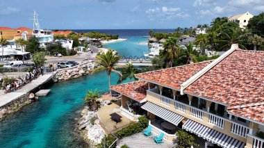 Curacao Skyline, Willemstad Hollanda Curacao 'da. Birds 'ün Karayip Sahili Manzarası. Sahil Bulutları Yaz mevsimi. Sahil Panorama. Willemstad Hollanda.