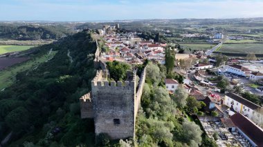 Portekiz 'in Obidos Leiria bölgesinde Obidos Skyline. Yukardan bakıldığında hareketli bir şehirde ortaçağ binası. Metropol Manzarası Panoramik Şehir Manzarası Güzel. Kentsel Panoramik Şehir Görünümü.