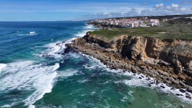 Lizbon 'un Sintra bölgesindeki Praia Grande Plajı. Büyüleyici Tropikal Sahne Sahnesi Yukarıdan Görünüyor. Sahil Bulutları Yaz mevsimi. Sahil Panorama. Lizbon Sintra Bölgesi.