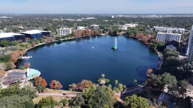 Orlando Florida 'daki Eola Parkı. Yüksek katlı binaların ve şehir yaşamını gösteren trafik gösterilerinin havadan görüntüsü. Metropolitan Manzara Gökdelenleri. Güzel. Metropolitan Şehir. Orlando Florida.