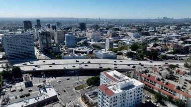 Los Angeles, Kaliforniya 'daki City Skyline. Yüksek binaları ve trafiği olan hareketli bir şehrin havadan görünüşü. İş Bulutları Gökyüzü Şehir Merkezi. Geniş İş Döndürme.