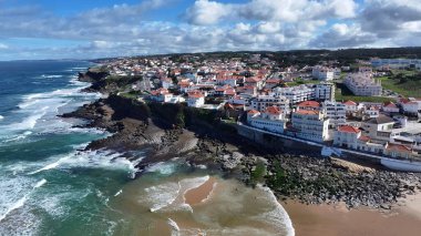 Lizbon 'un Sintra bölgesindeki Macas Plajı. Turkuaz Okyanus Dalgaları Tropik Sahile Yavaşça Çarpıyor. Cennet Peyzajı Gezgin Şehveti. Cennet Sahili. Lizbon Sintra Bölgesi.