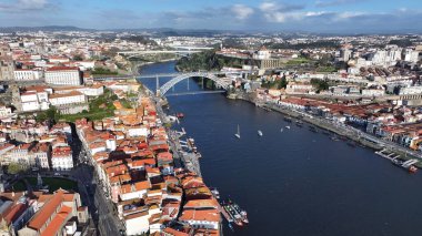 Porto Portekiz 'de Porto Skyline. Turkuaz Okyanus Dalgaları Tropik Sahile Yavaşça Çarpıyor. Şehir merkezindeki iş dünyası. Şehir merkezinin dışında Panning Wide 'da. Porto Portekiz.