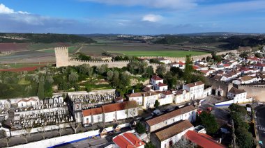 Obidos Leiria Portekiz 'de Obidos Skyline. Yukardan bakıldığında hareketli bir şehirde ortaçağ binası. Metropol Manzarası Panoramik Şehir Manzarası Güzel. Şehir Panoramik Şehir Manzarası. Obidos Leiria.
