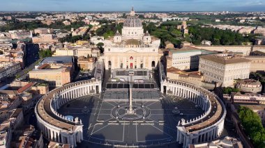 Roma 'daki San Pedro Kilisesi İtalya Vatikan. Şehirdeki ünlü kilisenin nefes kesici manzarası. Metropolitan Skyline Binaları Güzel. Bina Mimarlık Şirketi. Roma İtalya.