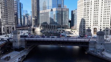 Chicago Illinois 'de Michigan Bulvarı. İnanılmaz Skysraper 'lar ve caddedeki trafik yukarıdan izleniyor. Altyapı Skyline Gökdelenleri çarpıcı. Altyapı Mimarlık Şirketi.