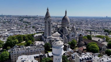 Fransa 'da Paris' teki Sacre Coeur Kilisesi. Göz kamaştırıcı Barok Kilisesi manzarayla çelişiyor. Altyapı Skyline Panoramic City View Awesome. Altyapı Şehir Manzarası.