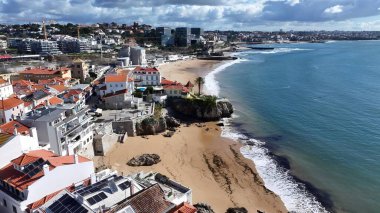 Cascais Skyline, Lizbon Bölgesi, Portekiz. Bereketli bir tropikal sahil manzarasının nefes kesici görüntüsü. Sahil Gökyüzü Sahil Kıyısı Yaz Zamanı. Seaside Beach Panoramik. Cascais Lizbon Bölgesi.