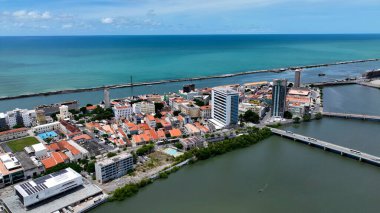 Recife Pernambuco Brazil 'deki sahil manzarası. Bereketli bir tropikal sahil manzarasının nefes kesici görüntüsü. Metropolitan Peyzaj Ticari Binası Çarpıcı. Metropolitan Atılgan Kasabası.