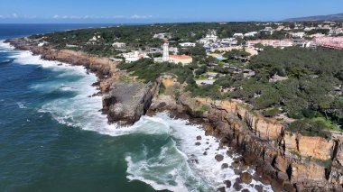 Cascais Lizbon Bölgesi, Portekiz 'deki Guia Deniz Feneri. Mavi gökyüzüne karşı ayakta duran deniz fenerinin kuş bakışı görüntüsü. Cennet Adası Skyline Idyllic Güzeli. Cennet Adası Denizi.