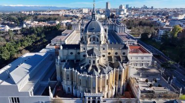 İspanya 'daki Santa Maria Katedrali. Güzel Manzaranın Ortasında Uzun Duran Kilisenin Kuş Gözü Manzarası. İş Bulutları Gökyüzü Şehir Merkezi. Panoramik Şehir. Madrid İspanya.