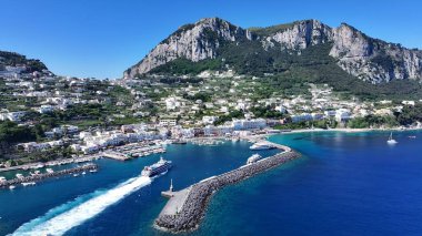 Napoli Campania İtalya 'daki Capri Adası. Bereketli bir tropikal sahil manzarasının nefes kesici görüntüsü. Cennet Skyline Idyllic göz kamaştırıcı. Paradise Rıhtım Sahili. Napoli Campania.