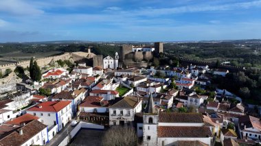 Portekiz 'in Obidos Leiria bölgesindeki Obidos Köyü. Şehrin ünlü bölgesindeki ortaçağ binasının kuş bakışı görüntüsü. İş Bulutları Gökyüzü Şehir Merkezi. Geniş İş Döndürme.